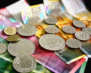 如何分析汇率风险归属？汇率风险在金融领域属于什么范畴？