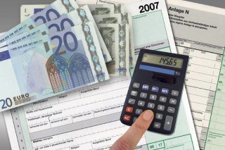 铂金与黄金的硬度有何差异这种差异会带来哪些影响？