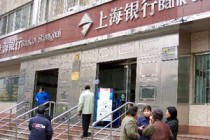 为什么银行总是要求客户更新联系方式？