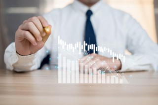 如何规划金的策略布局？这种策略布局怎样适应市场波动？