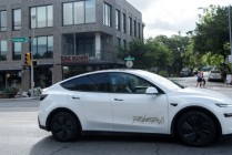 特斯拉Robotaxi在奥斯汀的事故被摄像头捕捉 引发监管机构关注