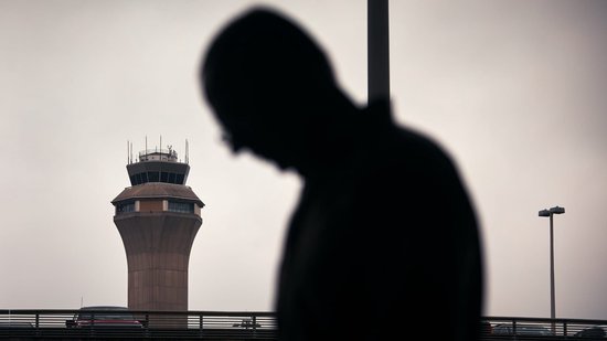 纽瓦克空中交通管制员在夜间设备故障期间再次与飞机失去联系  第1张